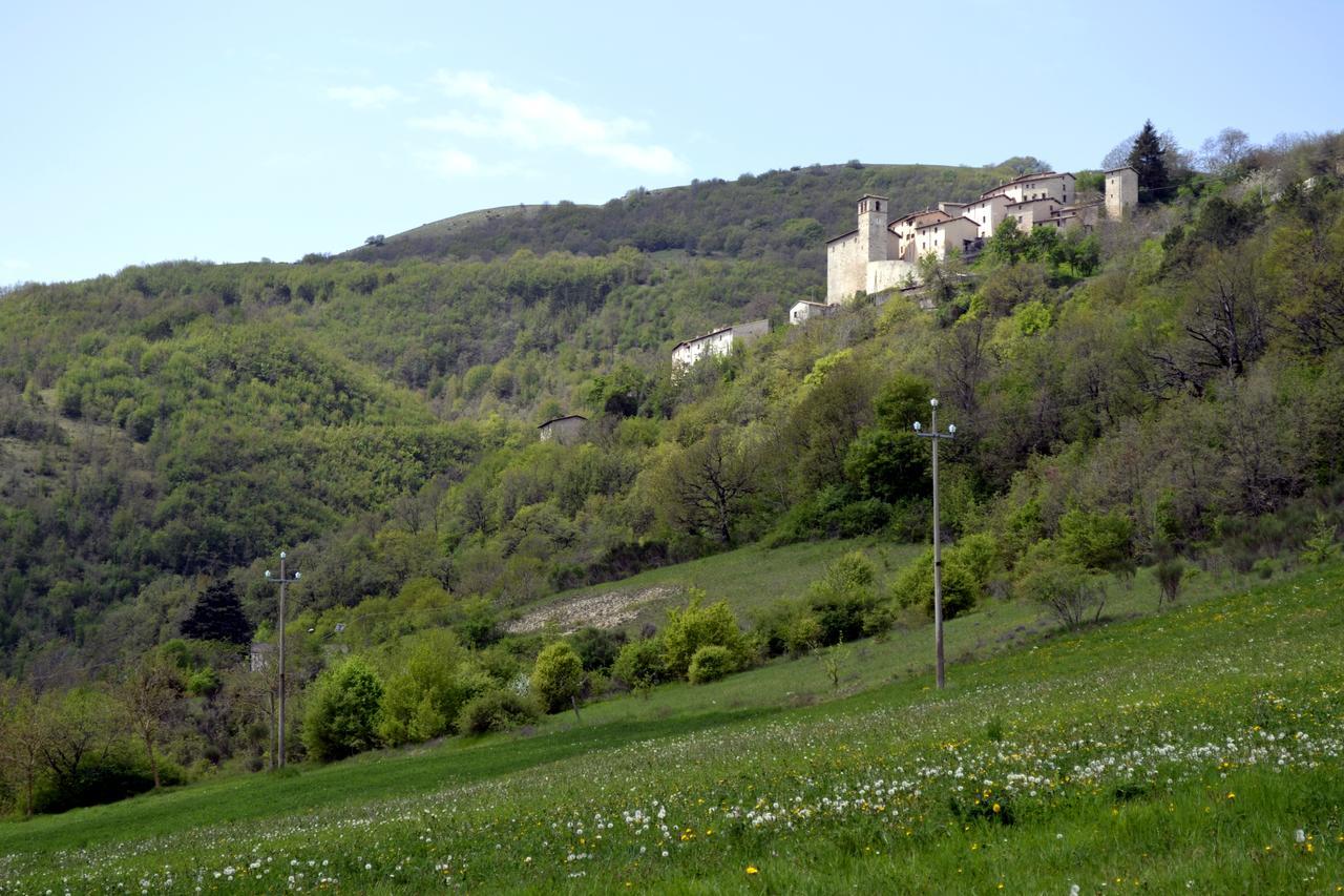 Appartamento Castello Di Cammoro Sellano Extérieur photo